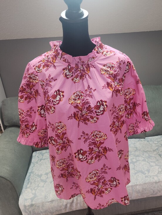 J. Crew Tops - J Crew Pink Floral Ruffled Neck Short Sleeve Top Medium 100% Cotton Like New!